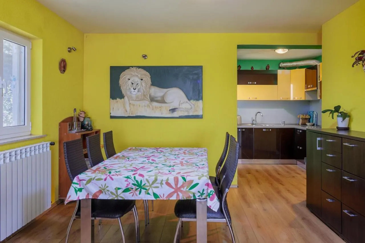 Colourful Seaview Apartment - Happy Rentals Kostrena